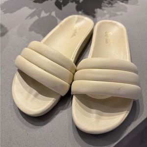 Cream Seychelles Low Key Slide Sandals in size 8